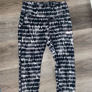 Nike cropped black and white athletic leggings